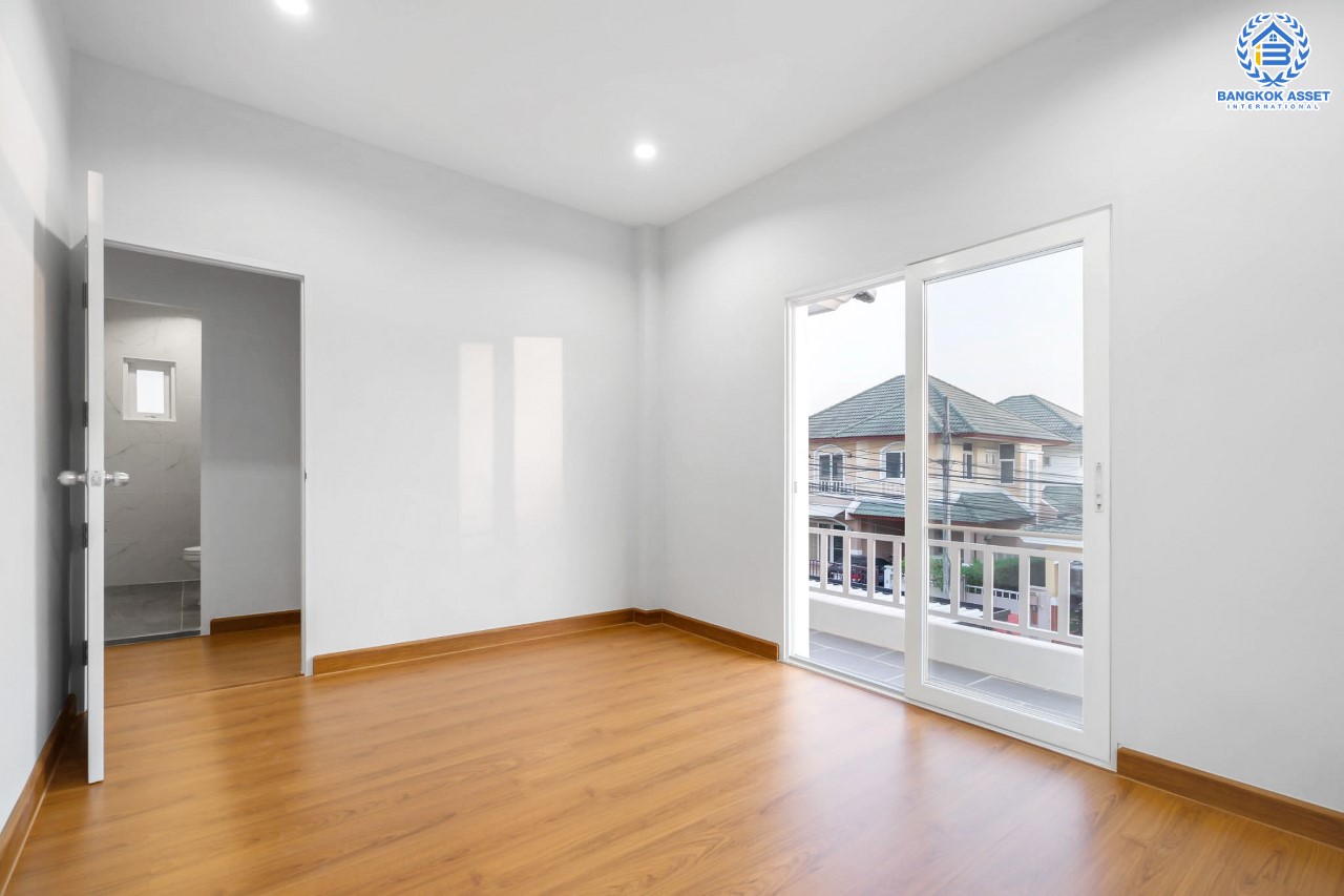 บ้านมือสองตกแต่งใหม่ ทำเลใกล้สนามบินดอนเมือง ม.กฤษณา แจ้งวัฒนะ-ดอนเมือง เนื้อที่ 56 ตร.ว. พื้นที่ใช้สอย 245 ตร.ม. ฟังก์ชั่นจัดเต็ม 4 ห้องนอน 3 ห้องน้ำ 2 ที่จอดรถ ทำเลเยี่ยมเชื่อมสู่ใจกลางเมือง ใกล้ทางด่วนศรีสมาน และรถไฟฟ้าสายสีแดง (สายอนาคต) "สถานีดอนเมือง"...